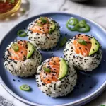 Sushi-Reisbällchen mit Lachs und Avocado