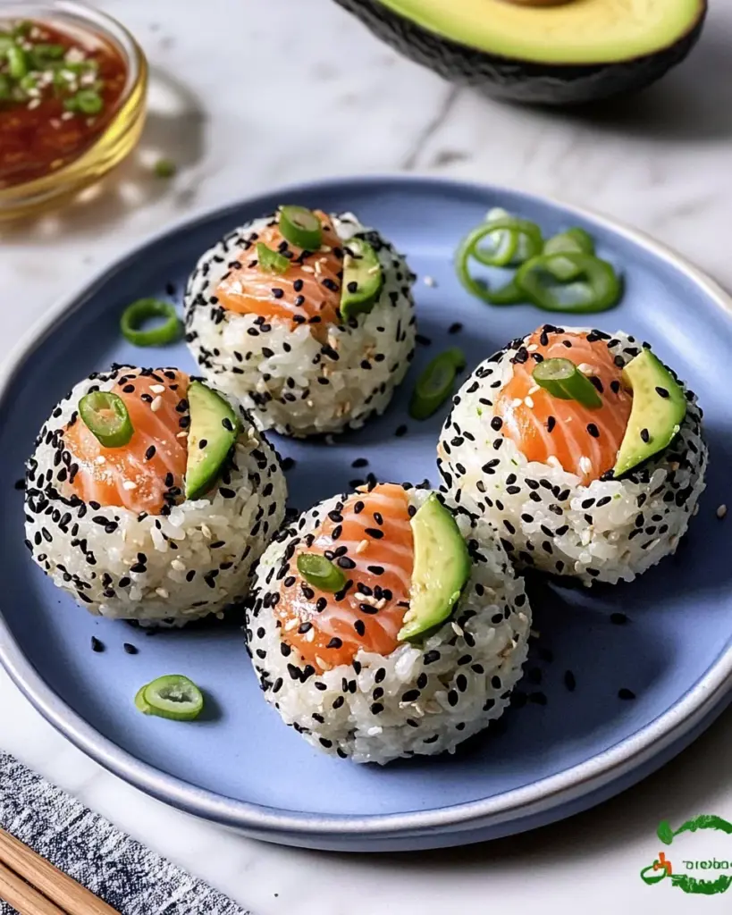 Sushi-Reisbällchen mit Lachs und Avocado